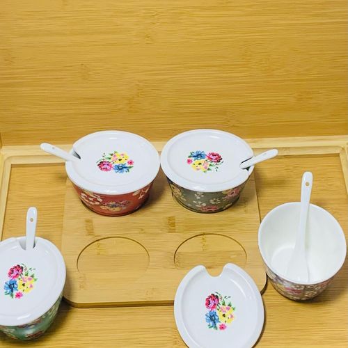 Plat a 4 Compartiments avec 4 Pots en porcelaine avec couvercle