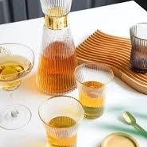 Set Carafe et 4 Verres , Élégante avec Décoration Dorée