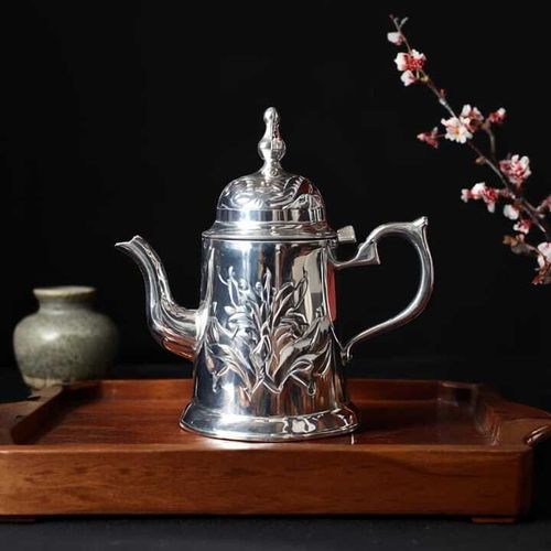 Théière Marocaine en Argenté – Artisanat Traditionnel de Fès