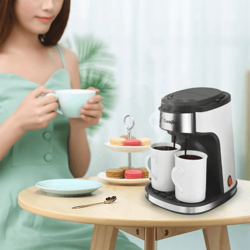 Machine à café et thé en céramique avec double tasse, idéale pour savourer café et thé en duo.