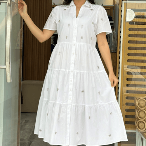 Robe chemise blanche brodée de bijoux