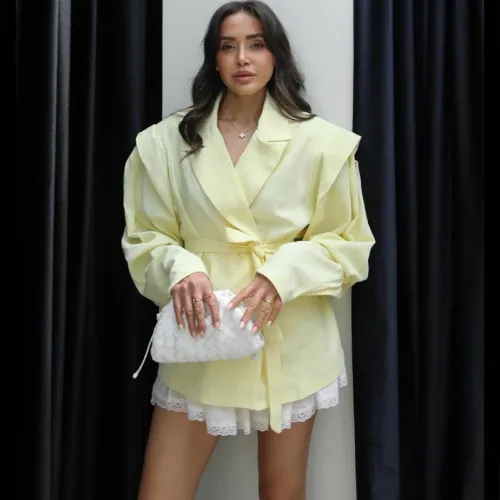 Blazer Ceinturé À Épaules Structurées Jaune