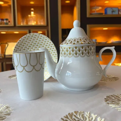 Ensemble petit déjeuner 13 pièces – Golden Deco