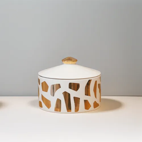 Boîte design blanc et or