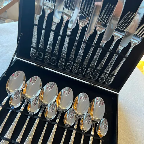Ménagère 24 pièces en inox argenté – Zellige