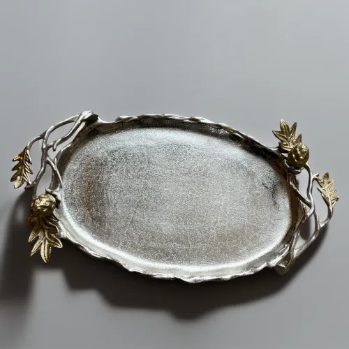 Plat ovale argenté avec décor floral doré
