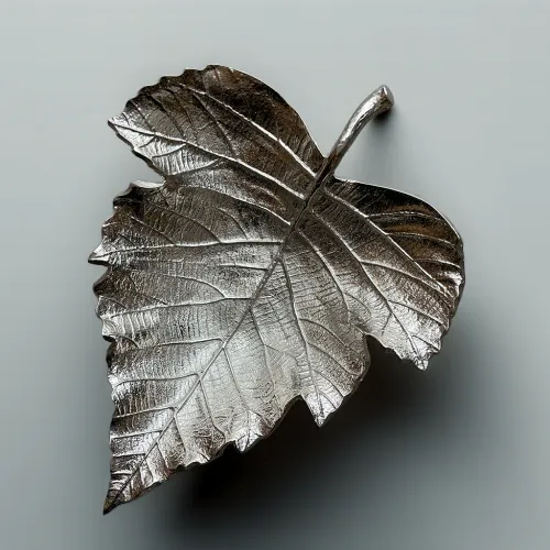 Plat décoratif feuille argentée en forme de feuille