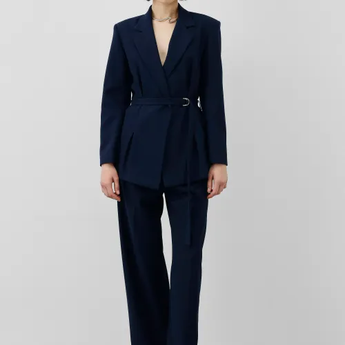 Ensemble Tailleur – Blazer Cintrée Ceinturée & Pantalon Fluide Taille Haute