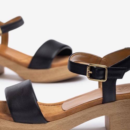 Sandale En Cuir Noir Avec Bloc Effet Bois