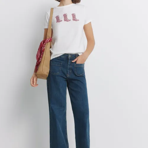 T-shirt Avec Des Bottes À Manches Retroussées