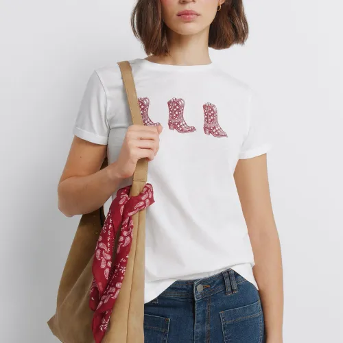 T-shirt Avec Des Bottes À Manches Retroussées