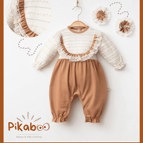 Grenouillère Terracotta En Coton Avec Col Bavoir En Dentelle Et Petits Détails Élégants