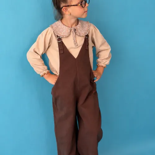 Ensemble Fille Salopette Marron Chocolat & Blouse Beige À Col Fleuri