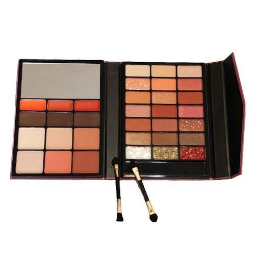 Palette de maquillage. Couleurs aléatoires. 