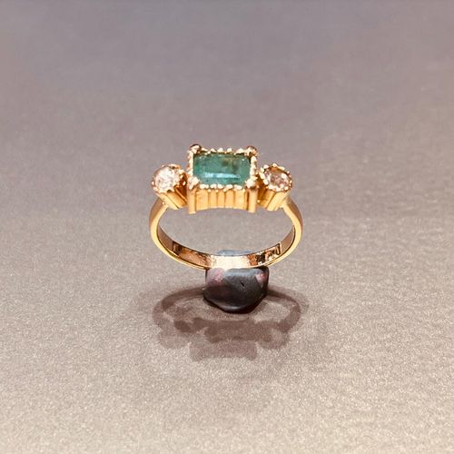 Bague en or serie emeraude et rosaces