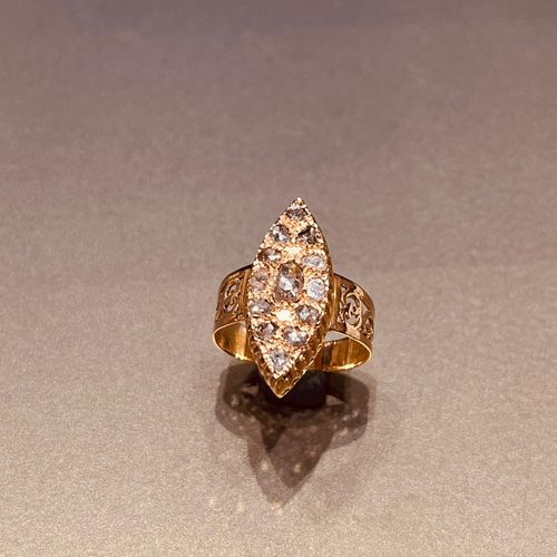 Bague or sertie rosaces