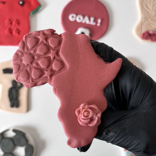 Biscuit en forme de carte d’Afrique avec touche Zellige marocain