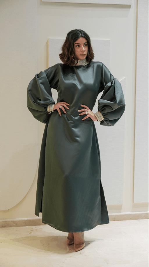 Robe en satin avec cape thumbnail 2