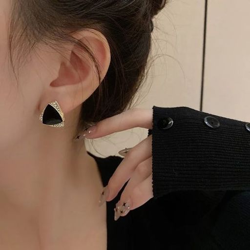 Boucles d’oreilles triangle noir et doré – Style moderne, chic et audacieux pour femme thumbnail 2