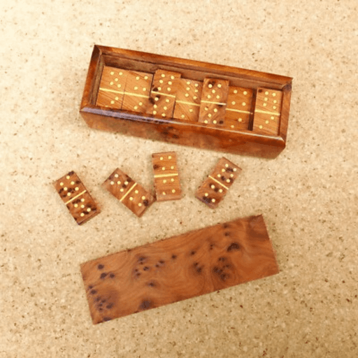 Jeu de dominos artisanal en bois de genévrier – Élégance naturelle et moment de plaisir authentique thumbnail 3