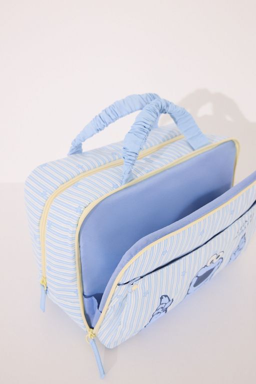 Grande trousse de toilette rembourrée « rue sésame » thumbnail 3