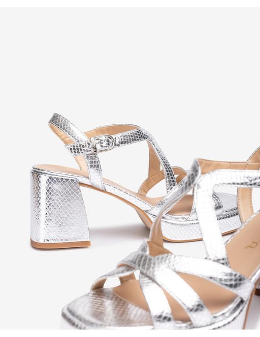 Sandales À Talon Large Et Brides Croisés En Cuir Métallisée thumbnail 4