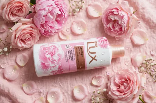 Gel Douche Hydratant À L’acide Hyaluronique Au Parfum Délicat De Rose thumbnail 3
