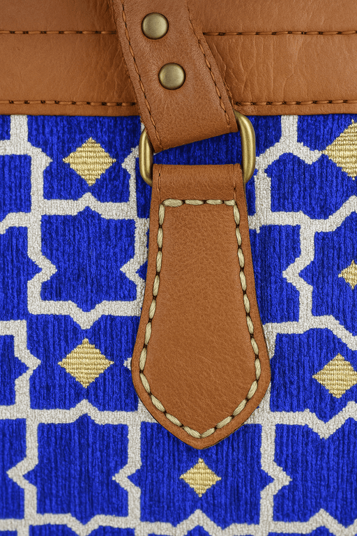 Sac en cuir de couleur havane avec motif marocain bleu thumbnail 2
